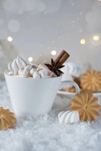 A cup of hot cocoa with marshmallow or coffee with cinnamon and sweet cookies — Stock Photo, Image
