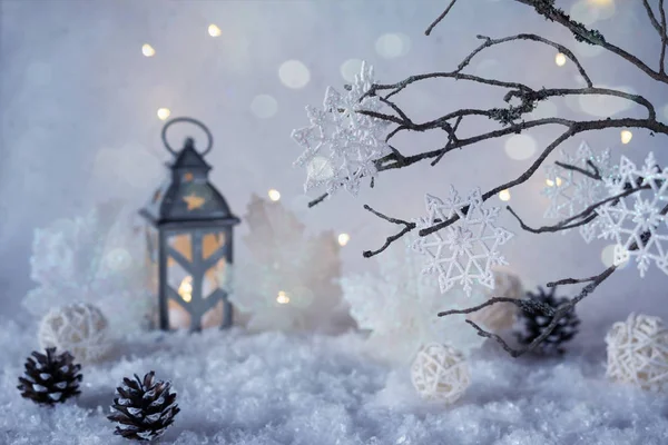 Maravilhas de inverno geladas com nevasca e luzes mágicas . — Fotografia de Stock