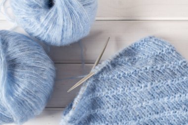 Yün iplik örgü ve iğneler örgü mavi. Eksik örgü proje