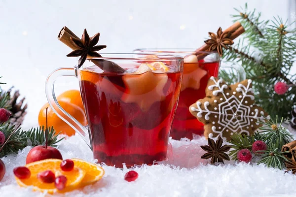 Heißer Glühwein Glasbecher Mit Festlicher Dekoration Und Lebkuchen Auf Weißem — Stockfoto