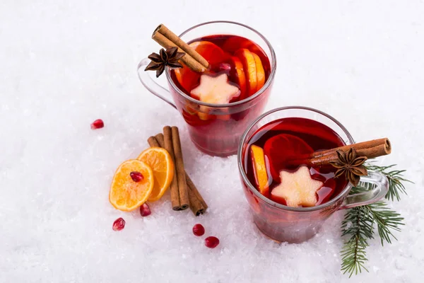 Παραδοσιακό Ζεστό Ποτό Χριστούγεννα Χριστουγεννιάτικο Ζεστό Κόκκινο Κρασί Μπαχαρικά Και — Φωτογραφία Αρχείου