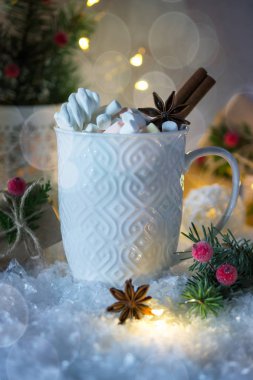 Beyaz fincan sıcak baharatlı Noel içecek ve yeni yıl süslemeleri. Yeşil arka plan üzerinde.