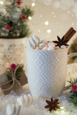 Beyaz fincan sıcak baharatlı Noel içecek ve yeni yıl süslemeleri. Yeşil arka plan üzerinde.