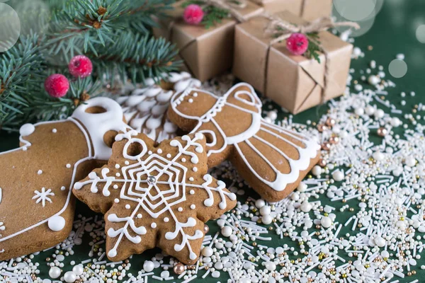 Natal Fermento Férias Biscoitos Gengibre Com Decoração Fundo Verde — Fotografia de Stock