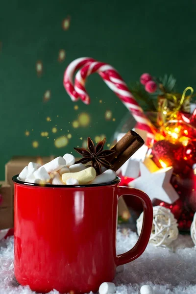 Rote Tasse Mit Heißem Würzigem Weihnachtsgetränk Und Neujahrsdekoration Auf Grünem — Stockfoto