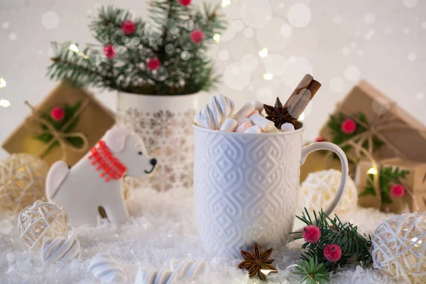 ホット スパイシーなクリスマスの犬と白のカップの形をしたお祭り装飾とクリスマス クッキーを飲みます 今年のシンボル — ストック写真