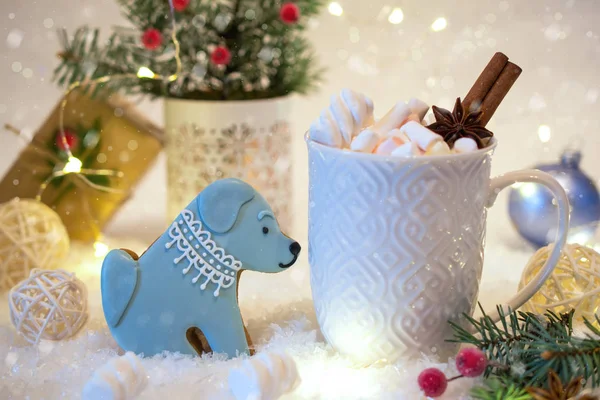 圣诞曲奇饼配以喜庆的造型 以一只狗和一杯白色的热辣的圣诞饮品 年度标志 — 图库照片