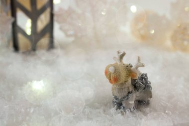Yeni yıl kartı ile kar ve ışıklar kış zemin üzerine bir peri ormanda oyuncak geyik. Şablon, tebrik kartı