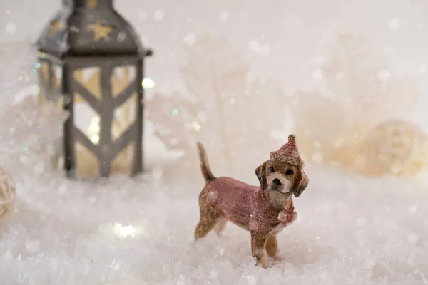 冬の背景に雪 ライトの妖精の森でのおもちゃの犬の年賀状 テンプレート グリーティング カード — ストック写真