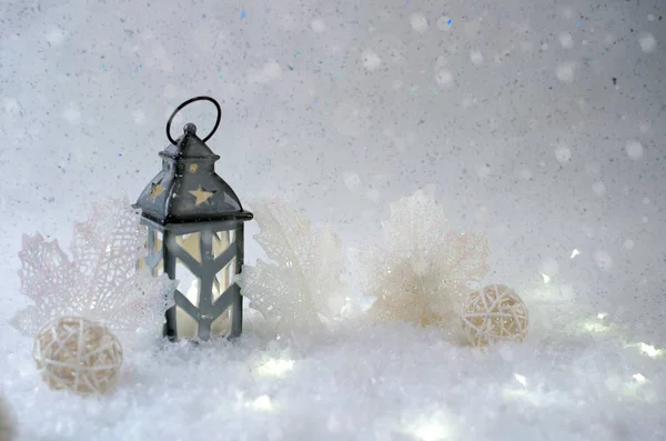 冬季背景 美丽的烛台在一个房子的形状在一个雪童话森林 — 图库照片