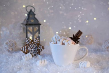 Hatmi ve baharat kar arka plan üzerinde sıcak içecek fincan.