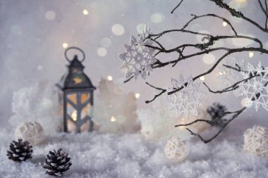 Kar yağışı ve sihirli ışıkları ile soğuk kış harikalar diyarı. Noel selamlar kavramı