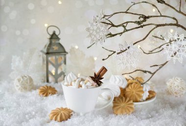 Tatil fincan kakao hatmi ile ya da kahve baharat ve ev kurabiye. Noel arka plan. 