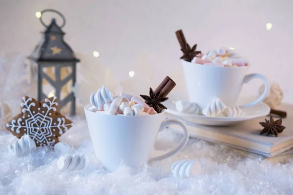 Kopje Warme Drank Met Marshmallow Specerijen Sneeuw Achtergrond — Stockfoto