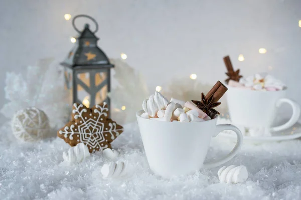 Verschwommener Hintergrund Von Winterfrost Und Weihnachtsschokolade Gewürzgetränk Mit Keksen Weißen — Stockfoto