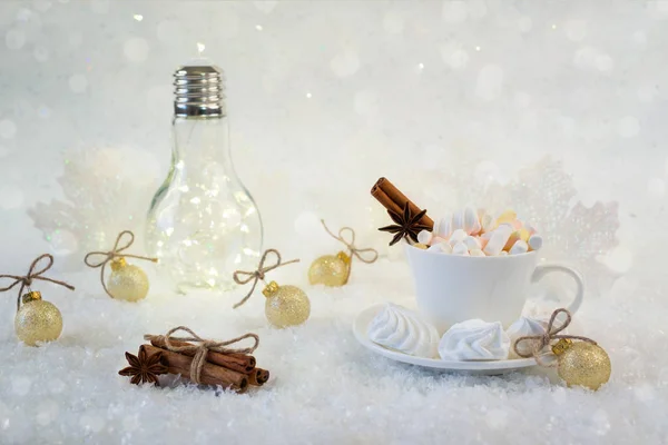 Tasse Heißgetränk Mit Eibisch Und Gewürzen Auf Schnee Hintergrund — Stockfoto