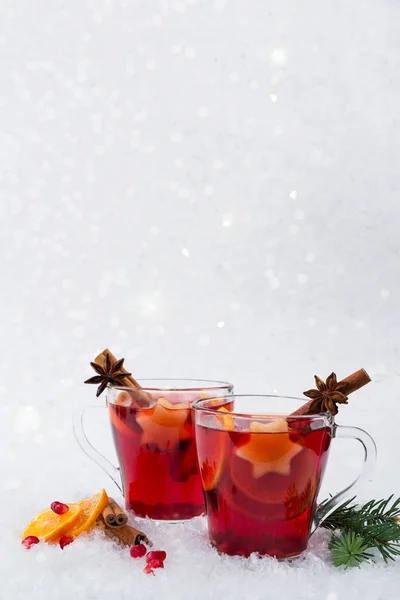 Vin Chaud Noël Ingrédients Sur Fond Neige Blanche Avec Copyspace — Photo