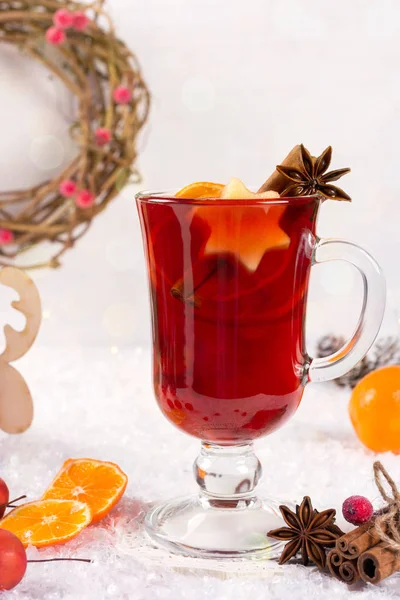 Vin Chaud Noël Aux Oranges Épices Sur Fond Neige Blanche — Photo