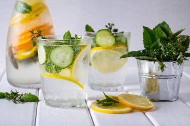 Serinletici salatalık kokteyl, limonata, beyaz bir arka plan üzerine bir bardak suda detoks. Yaz içeceği.