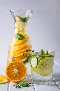 Meyve ve bitki su infüzyon. Soğuk serinletici vitamini Detoks su