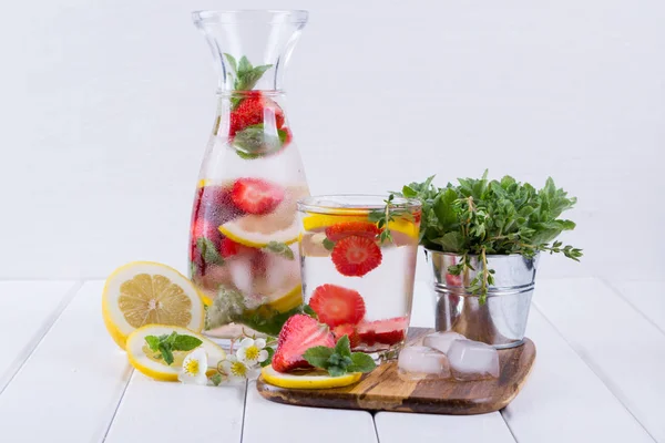 Cold Fresh Homemade Lemonade Strawberry Herbs Detox Soda Water Recipe — Stock Photo, Image