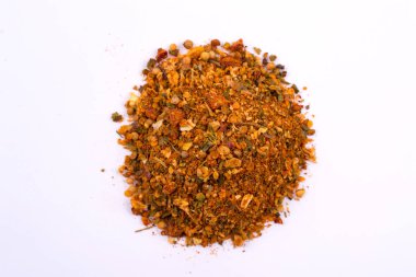 Sarı baharat karışımı et yığını. Beyaz arka plan üzerinde izole. Baharat biber soğan sarımsak kişniş zerdeçal karabiber fesleğen dereotu oluşur