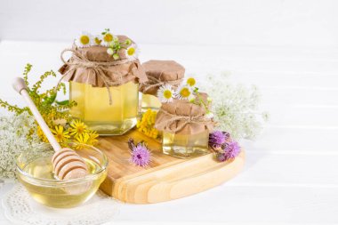 beyaz zemin üzerinde bir kavanoz, çiçekler ve bal ayı'yı tatlım