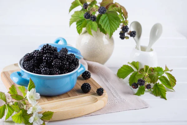 Ripe Blackberries Leaves Blue Ceramic Bowl White Table — Stock Photo, Image