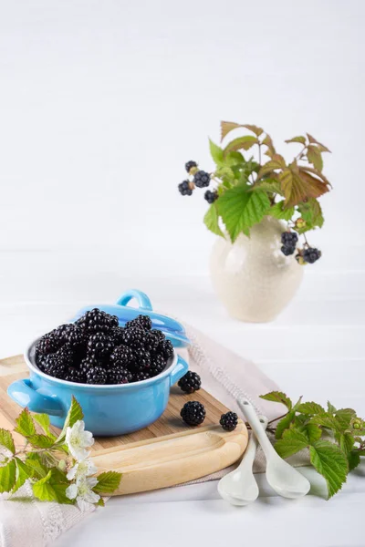 Ripe Blackberries Leaves Blue Ceramic Bowl White Table — Stock Photo, Image