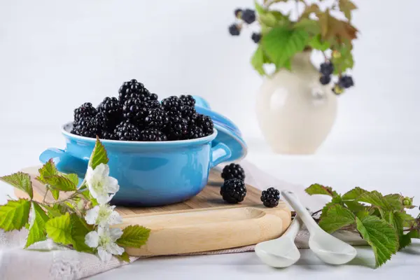 Ripe Blackberries Leaves Blue Ceramic Bowl White Table — Stock Photo, Image