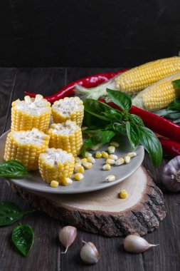 Ham organik sarı mısır koçanı sıcak biber sarımsak ve otlar ile ızgara için hazır. Meksika Mısır. Mangal ve ızgara partiler için fikirler