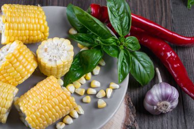 Ham organik sarı mısır koçanı sıcak biber sarımsak ve otlar ile ızgara için hazır. Meksika Mısır. Mangal ve ızgara partiler için fikirler