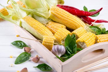 Sıcak biber sarımsak ve otlar ile üzerinde ham organik sarı mısır. Meksika Mısır