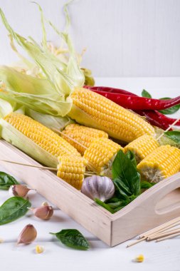 Sıcak biber sarımsak ve otlar ile üzerinde ham organik sarı mısır. Meksika Mısır