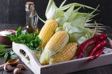 Sıcak biber sarımsak ve otlar ile üzerinde ham organik sarı mısır. Meksika Mısır