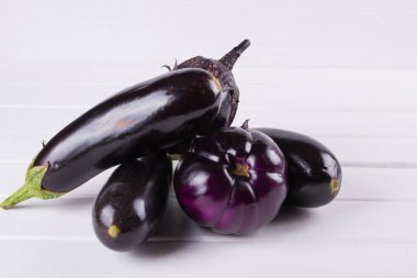 Farklı renk ve beyaz arka plan üzerinde çeşitli mor patlıcan.