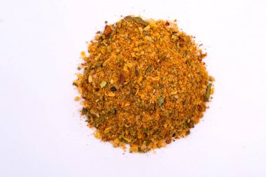 Baharat karışımı et yığını. Beyaz arka plan üzerinde izole. Baharat biber soğan sarımsak kişniş zerdeçal karabiber fesleğen dereotu oluşur