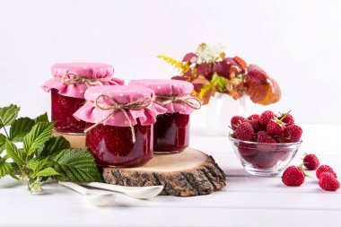 Ahududu reçeli Cam Kavanoz, taze olgun Ahududu ve yeşil beyaz tahta masada bırakır