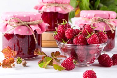 Kahvaltı ve Beyaz ahşap masa üzerinde taze ahududu için ev yapımı Ahududu reçeli