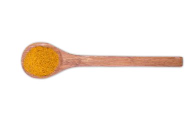 Sarı baharat karışımı kari için yığını. Beyaz arka plan üzerinde izole. Baharat kişniş zerdeçal zencefil biber siyah kırmızı tarçın defne yaprağı oluşur