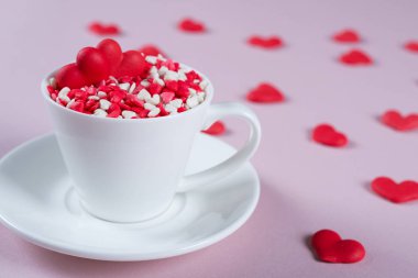 Sevgililer günü arka plan. Birçok küçük renkli şeker kalpler bir fincan. Yaratıcı kavramı.