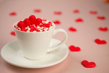 Kırmızı tatlı şeker şeker kalbimizde bir fincan kahve. Aşk ve Sevgililer günü kavramı. Festival arka plan