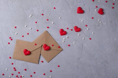 İki el sanatları çok renkli tatlı şeker şeker kalpler ile posta zarf kağıt. Aşk mesajı ya da hediye kavramı.