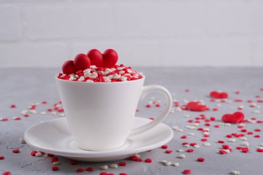Kırmızı tatlı şeker şeker kalbimizde bir fincan kahve. Sevgi ve Sevgililer günü kavramı dekorasyon. Festival arka plan