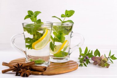 İki cam bardak taze nane çayı .limon ve ballı beyaz arka plan üzerinde.