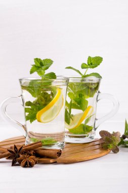 İki cam bardak taze nane çayı .limon ve ballı beyaz arka plan üzerinde.