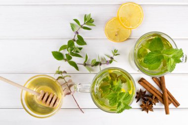 Fincan çay nane, limon ve bal, tarçın, anason ile. Üstten Görünüm 
