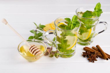 İki cam bardak taze nane çayı .limon ve ballı beyaz arka plan üzerinde.