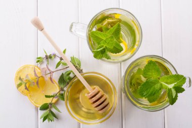 Fincan çay nane, limon ve bal ile. Üstten Görünüm 