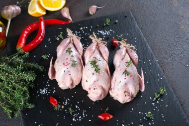 Taze çiğ et bıldırcınlar kayrak gemide yemek pişirmek için hazır